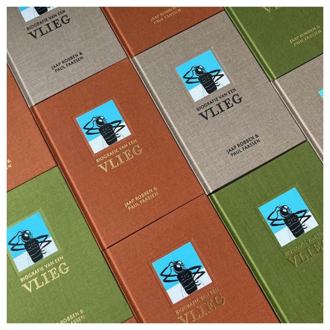 Uitgaves in drie verschillende kleuren van 'Biografie van een vlieg'