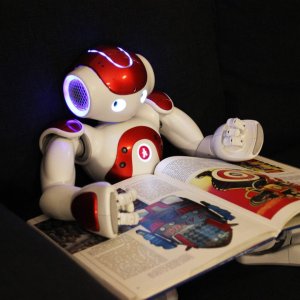 Robotstories, een foto waarop een robot een boek leest. Foto: Elvira Visser.