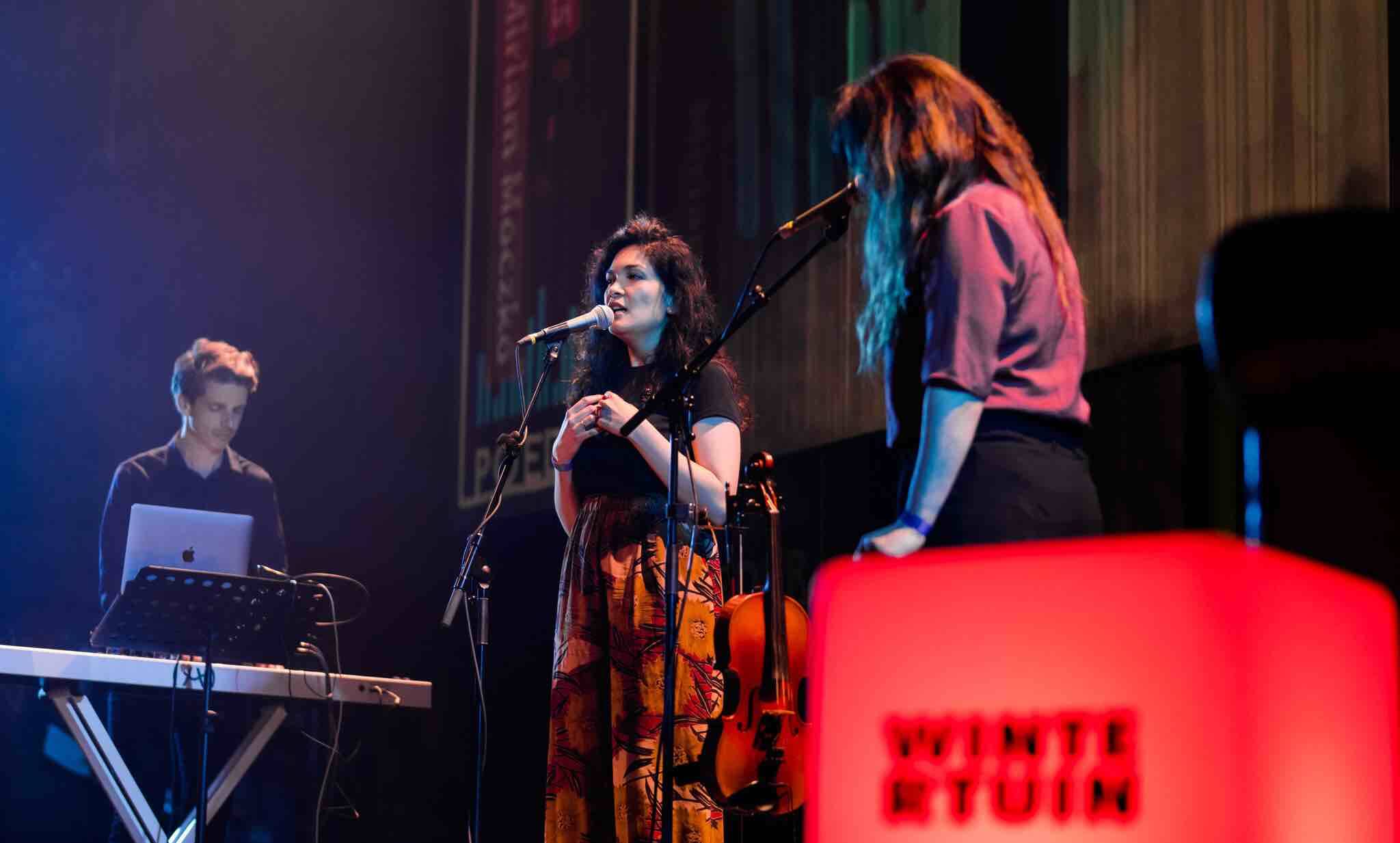 Maxine Palit de Jongh draagt voor op Wintertuinfestival 2023. Foto: Marco De Swart