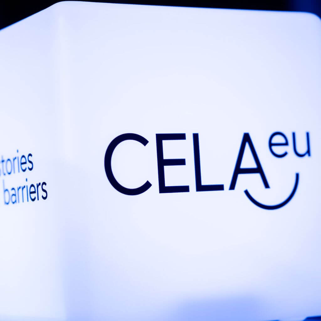 foto van woord CELA op een lichtblok. Foto: Marco de Swart