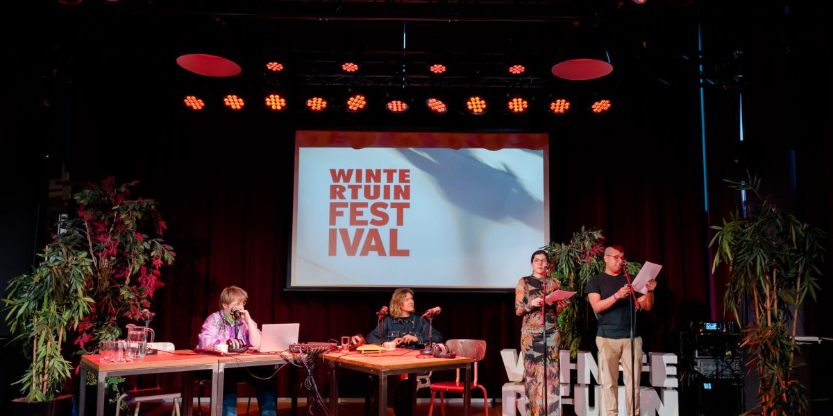 David Estrada en Denise Moura dragen voor op het Wintertuinfestival